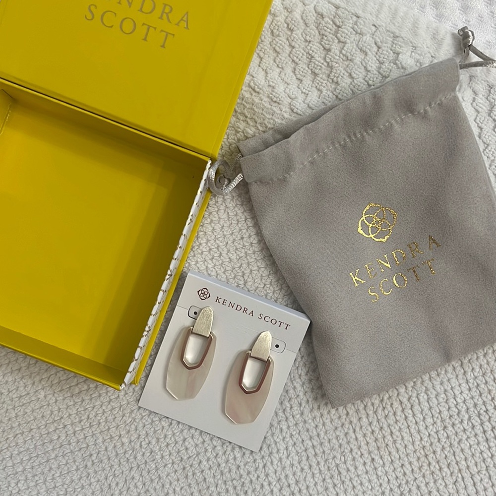 Like new Kendra Scott earrings